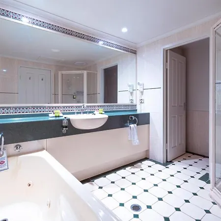 Yarrawonga Mulwala Golf Club Hotel Exterior photo A bathroom