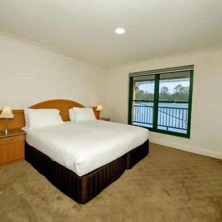 Yarrawonga Mulwala Golf Club Hotel Exterior photo A bedroom at the hotel