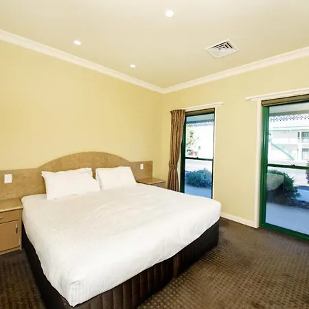 Yarrawonga Mulwala Golf Club Hotel Exterior photo A bedroom at the hotel