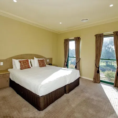 Yarrawonga Mulwala Golf Club Hotel Exterior photo A bedroom at the hotel