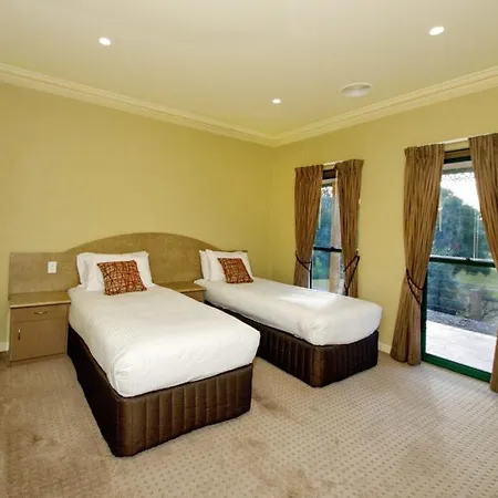Yarrawonga Mulwala Golf Club Hotel Exterior photo A bedroom at the hotel